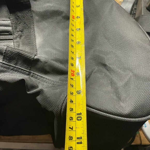 Doufle Bag With Wheels 
And shoulder strap - Picture 5 of 12